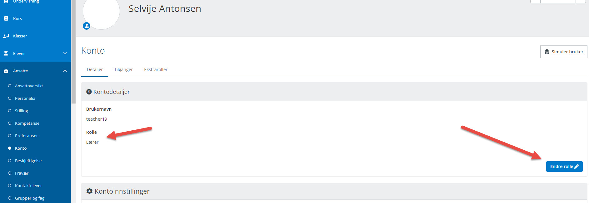 Bilde av siden Ansatte > Konto, fane 'Detaljer', for en ansatt, der rollen er vist og knappen for endring av rolle er indikert.